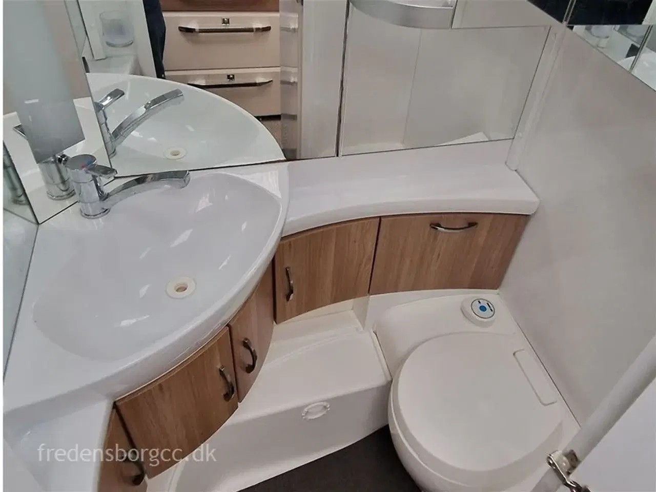 Billede 4 - 2021 - Hobby Excellent 540 UFF   MEGET UDSTYR BLA. MOVER / El. STYTTEBEN / THULE 12 V. MARKISE.