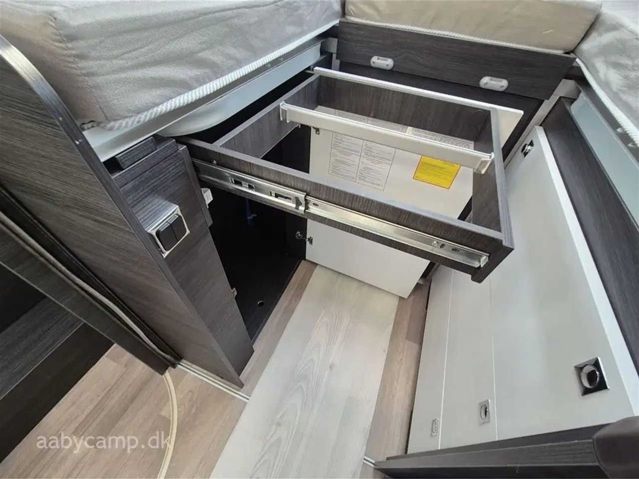 Billede 23 - 2024 - Benimar Mileo 268   NK Pakke. Automatgear. solceller. markise. 200 Ah Lithium Batteri. 2000w inverter. Maxfann. kun 16,000 km. den har fået en omgang ceramic coating så den er nem at holde.