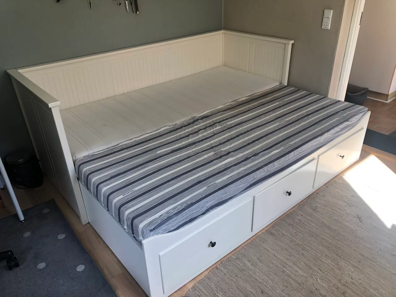 Billede 4 - Hemnes Sovesofa hvid med 3 skuffer/2 madrasser.