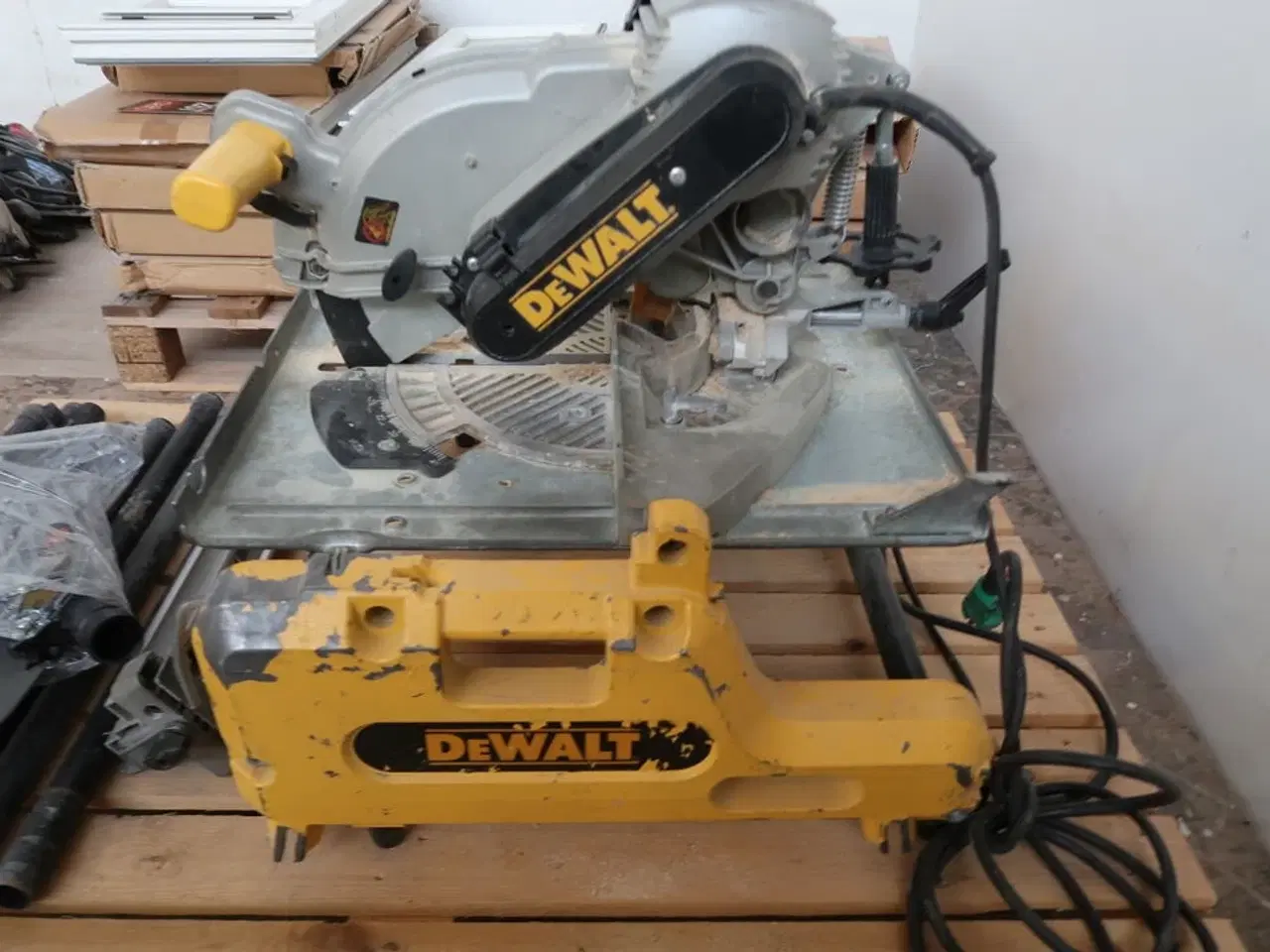 Billede 3 - Dewalt vendbar kap-/geringssav 2000W DW743N