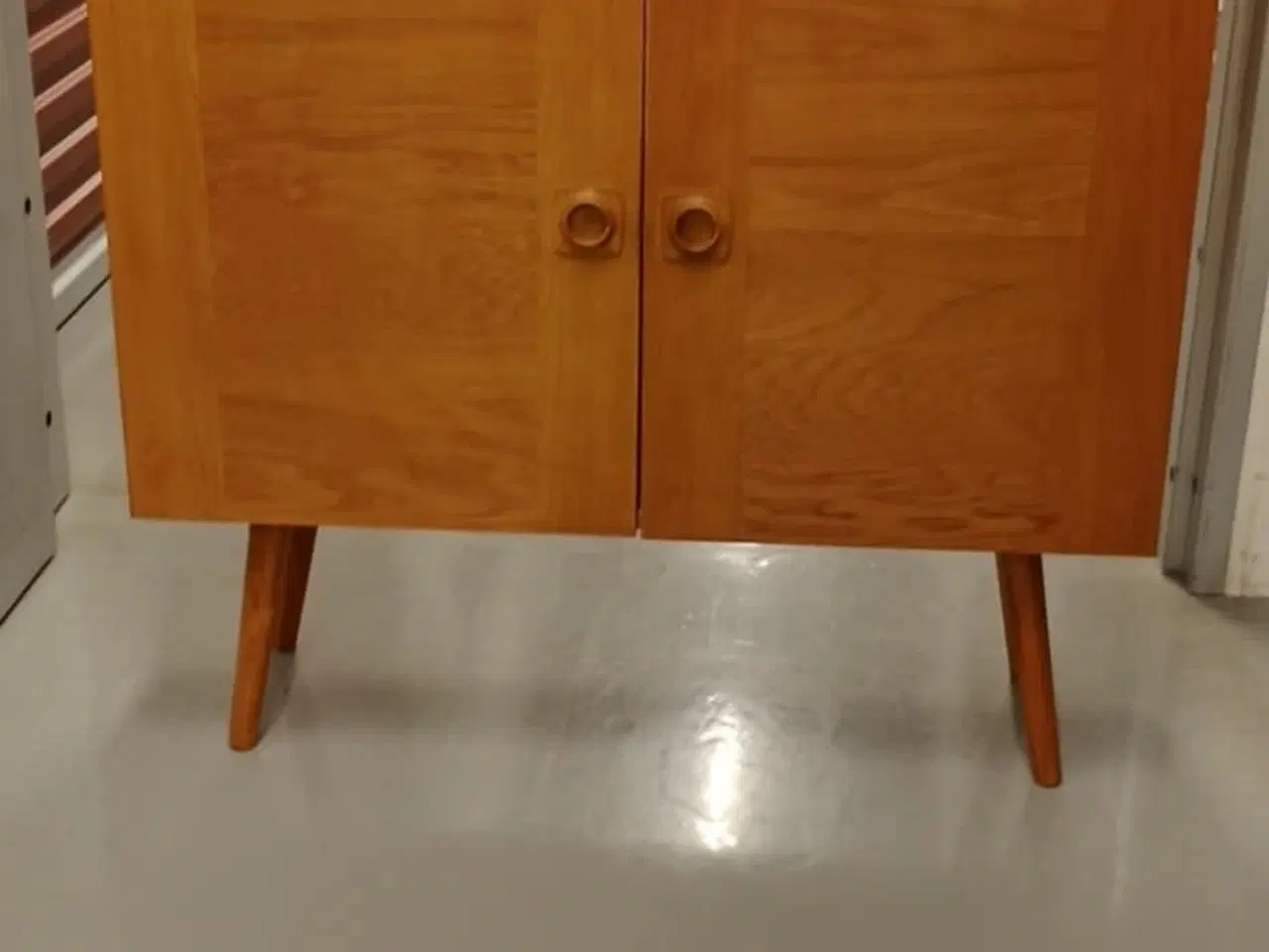 Billede 3 - Bred teak skænk / vitrine