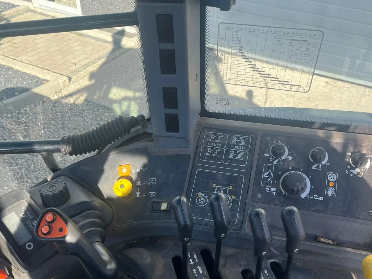 Billede 10 - New Holland 8360 med 4stk fabriksnye dæk til.  Super stærk traktor.