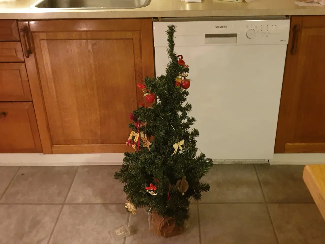 Billede 1 - Juletræ m pynt & lyskæde h90cm