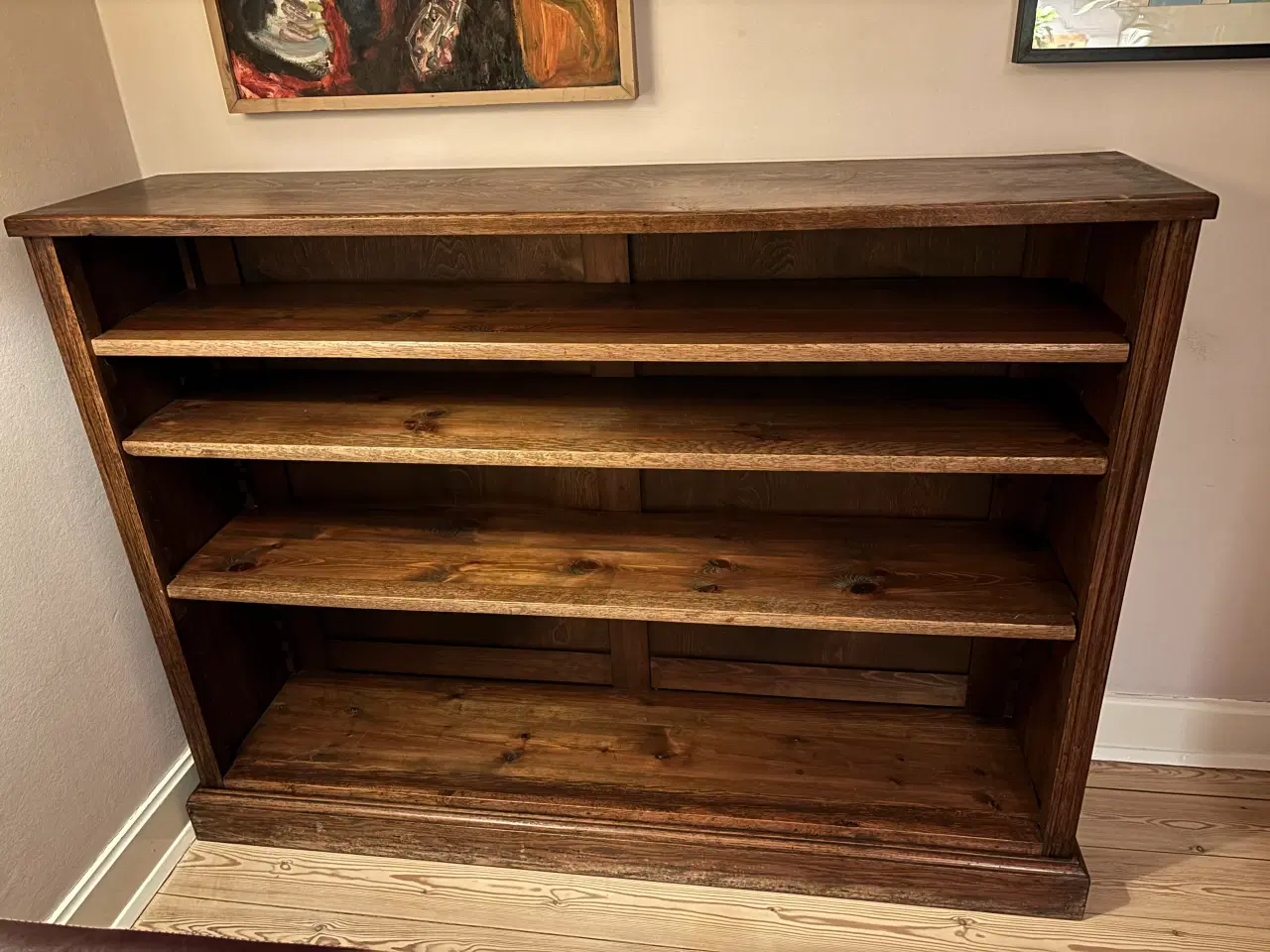 Billede 2 - Massiv reol i træ med 3 flytbare hylder