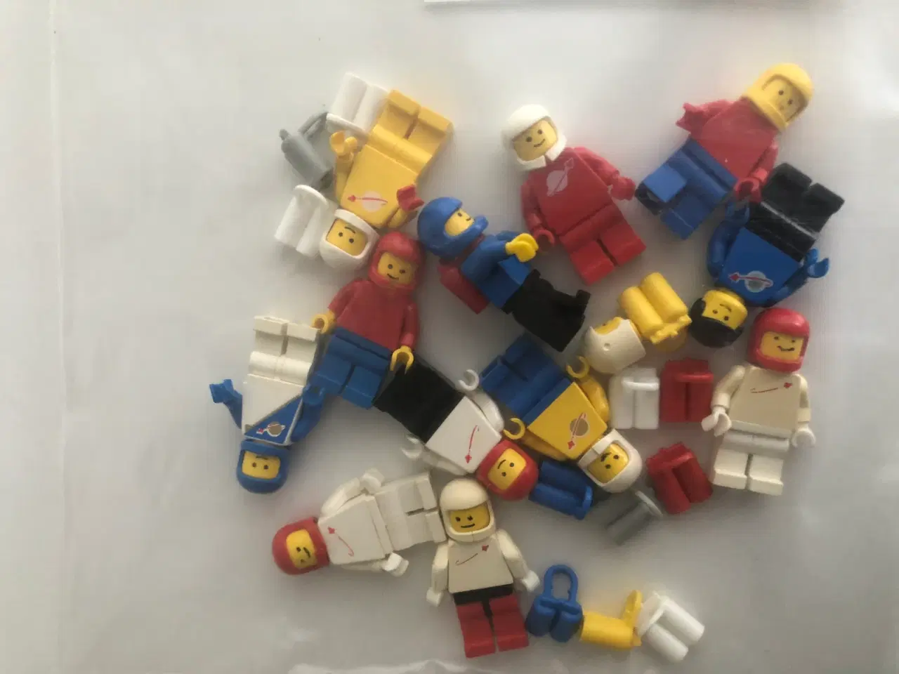 Billede 6 - LEGO 12 Månemænd med tilbehør hjelm og iltflasker