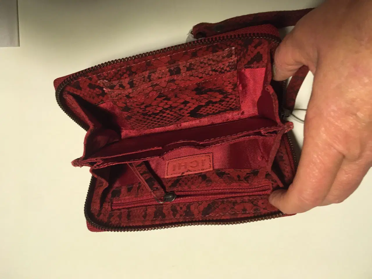 Billede 4 - Rød taske Clutch fra Ichi i slangeskinds look 