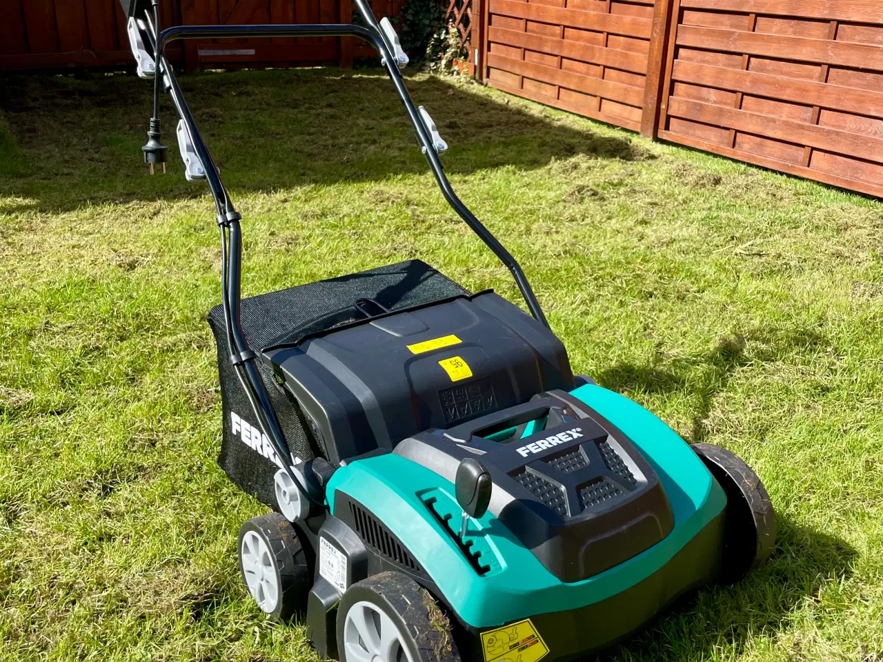 Billede 1 - Vertikalskærer / plænelufter til leje