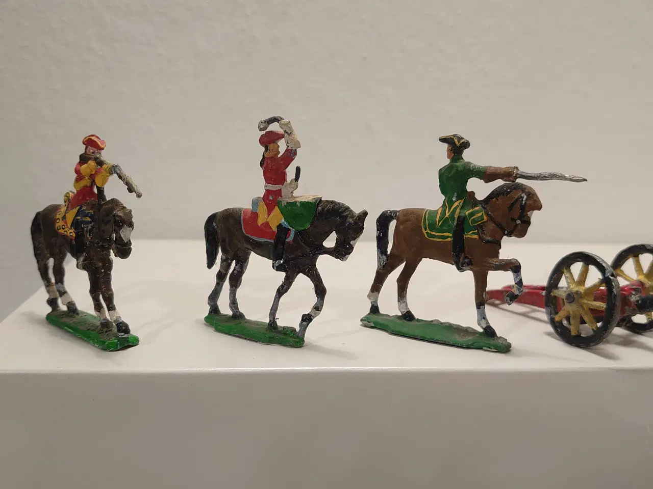 Billede 2 - Tinsoldater: 8 stk løse, kanon og 5 dioramaer.