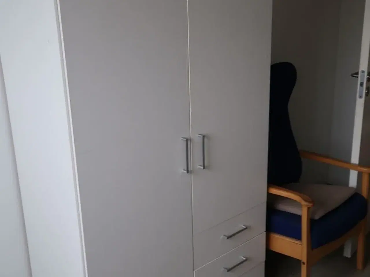 Billede 4 - Rum med indhold bl.a. seng, bord, skabe, lænestol m.m.