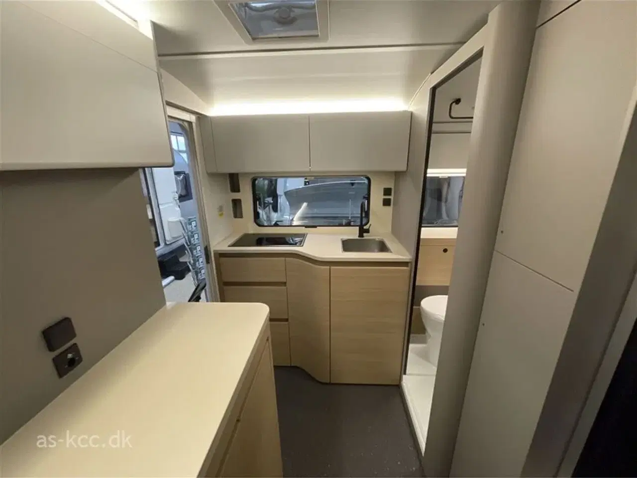 Billede 6 - 2026 - Adria Action 391 LH Classic Adria Action 391 LH Classic årg. 2026 Generation 2 ny ude og inde. Denne vogn er med soundbar. kr. 2.749,- er lagt i prisen