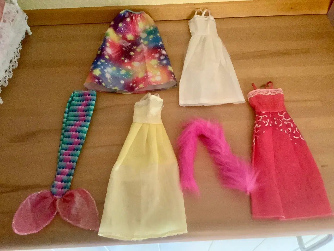 Billede 1 - Barbie tøj. Prisen er for det hele.