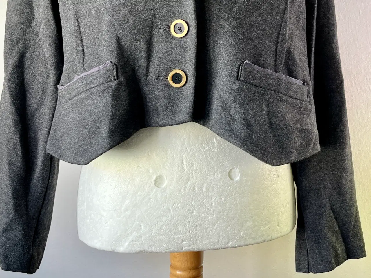 Billede 3 - Marc by Marc Jacobs, grå kort jakke, str L