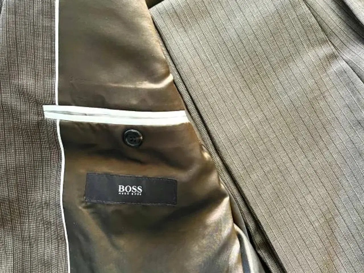 Billede 6 - Brunt Hugo Boss jakkesæt med smalle striber