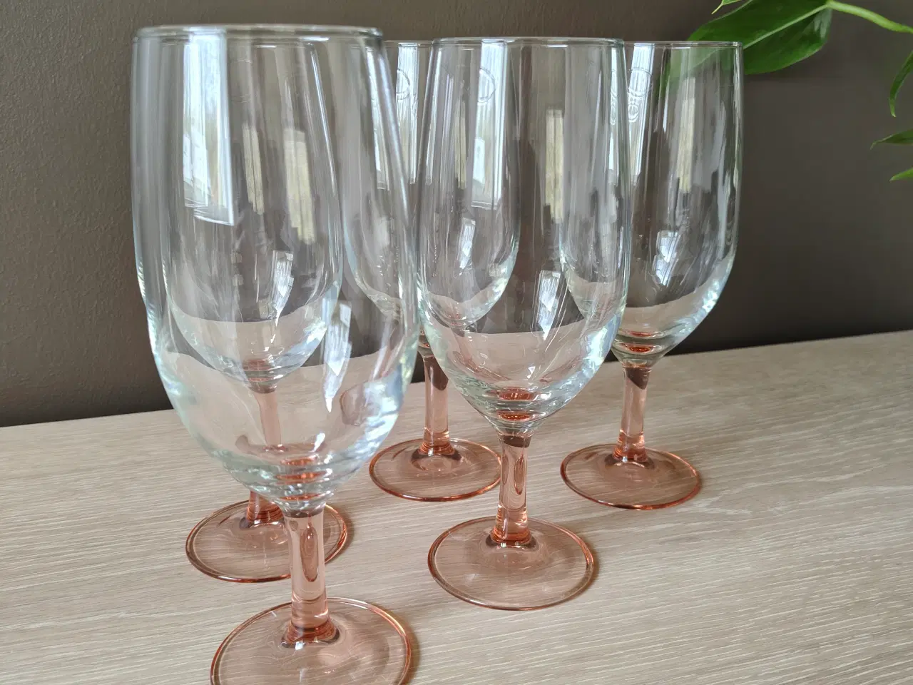 Billede 1 - Flotte Luminarc ølglas med lyserød fod