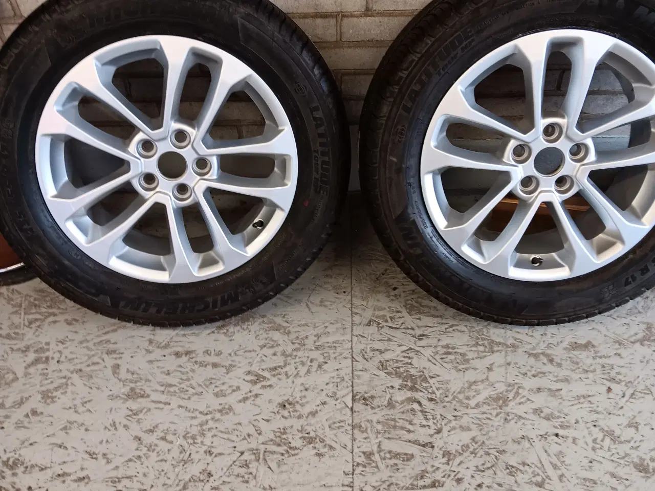 Billede 3 - Ford Kuga Hybrid 17" alufælge med sommerdæk