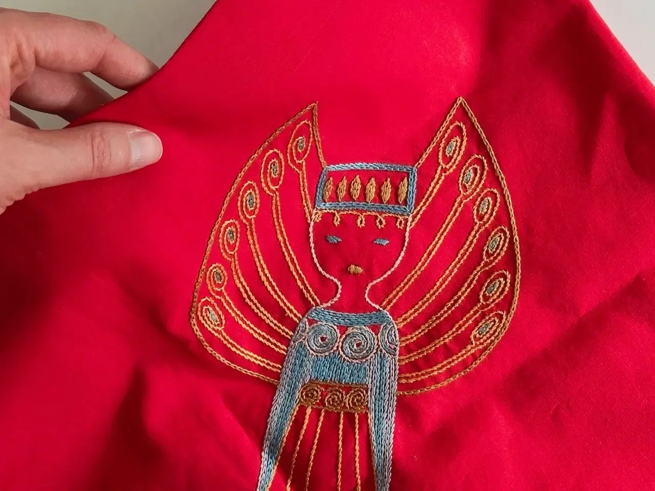 Billede 2 - Rød juledug m engle, 85 x 85 cm