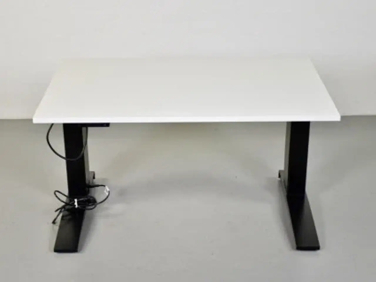 Billede 1 - Hæve-/sænkebord med hvid plade og sort stel, 120 cm.