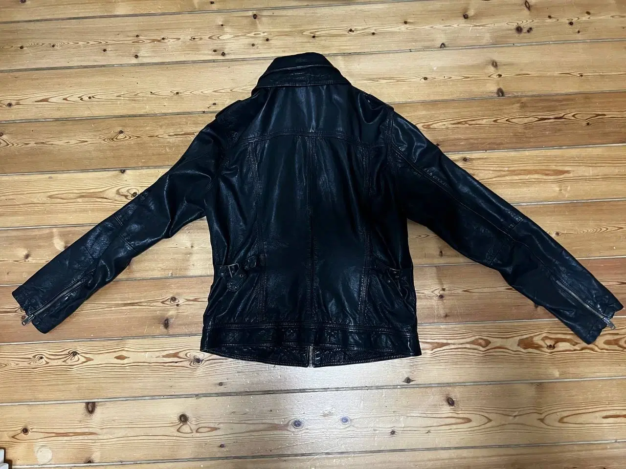 Billede 2 - Superdry Læderjakke – Str. XL (Passer som M/L Dame