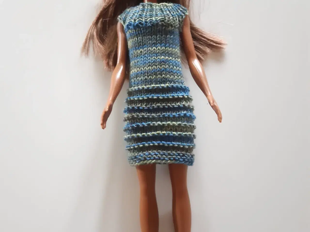 Billede 3 - Hjemmestrikkede Barbie kjoler. Flere farver