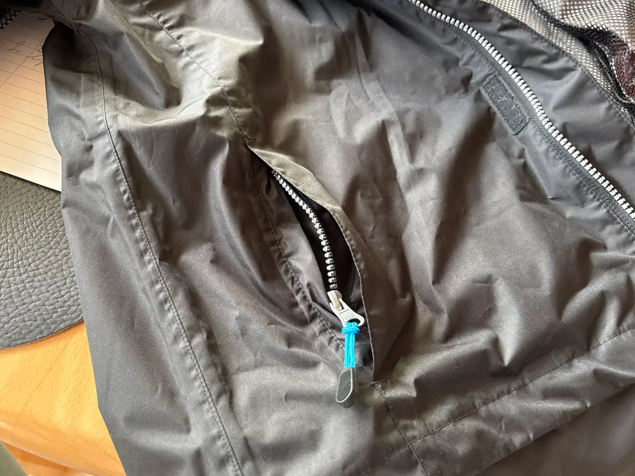Billede 5 - Regnjakke med for og hætte. 