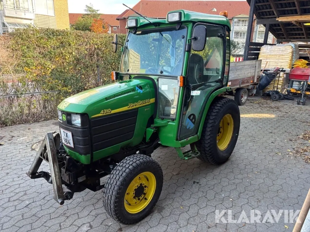 Billede 1 - Traktor John Deer 4310 med saltudlægger, kost og sneplov