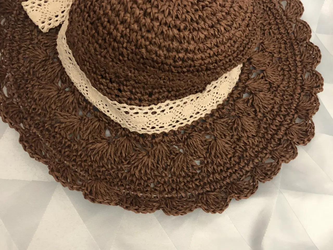 Billede 3 - Sommerhat i brun og med beige kantbånd 