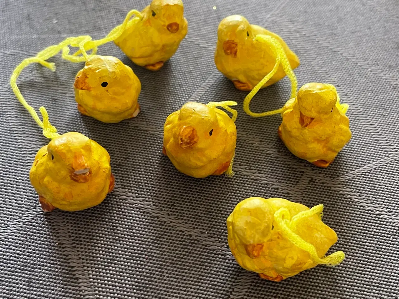 Billede 3 - Forskelligt påskepynt i polyresin. Priser i tekst.