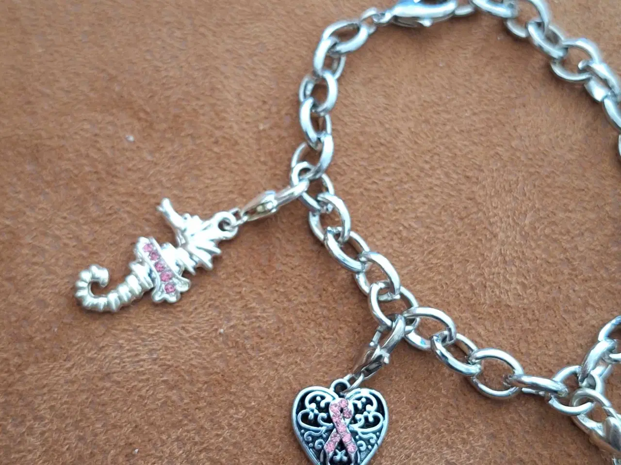Billede 2 - Armbånd med charms 
