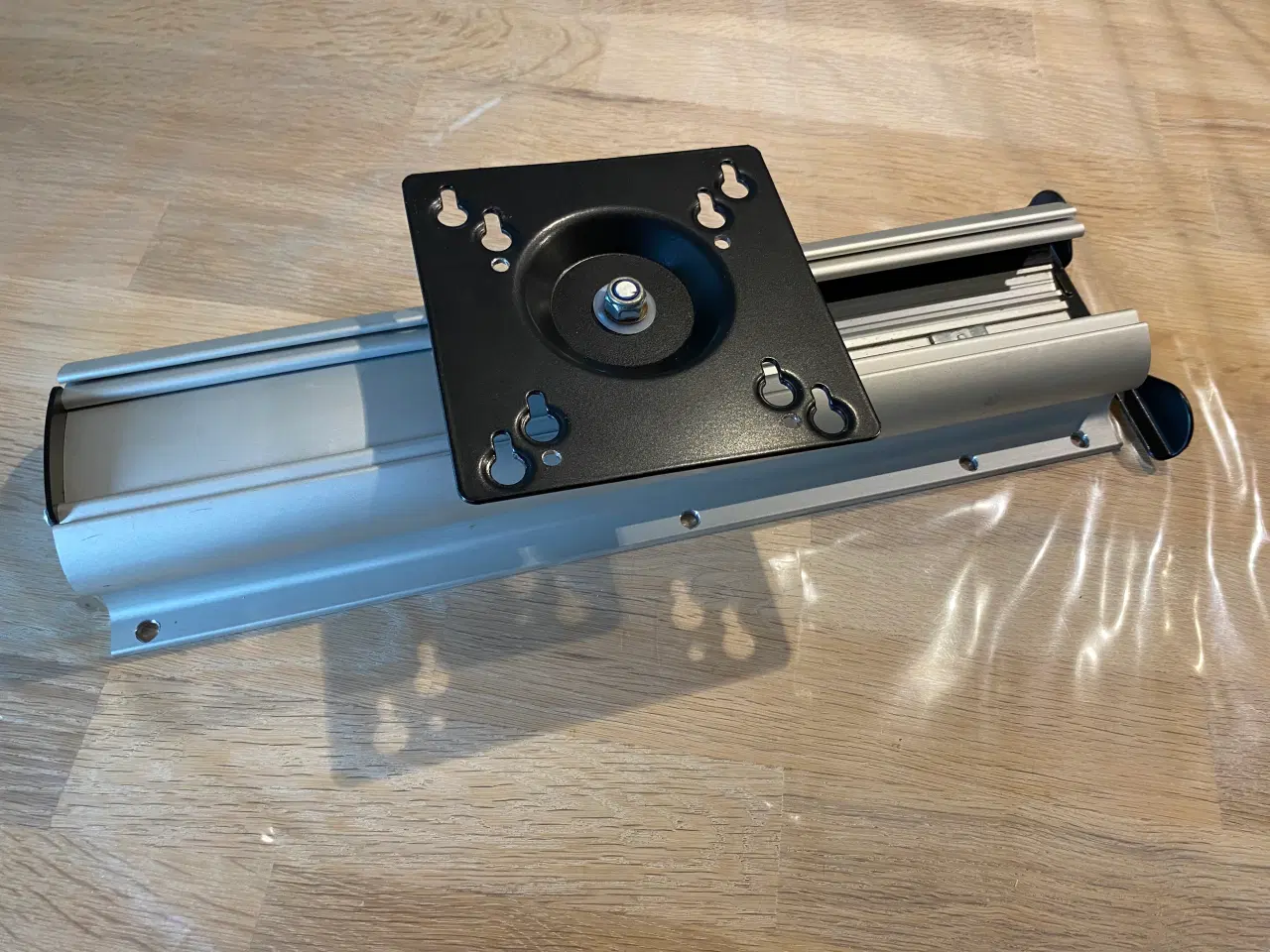 Billede 1 - TV-beslag, udtrækkeligt (teleskop)