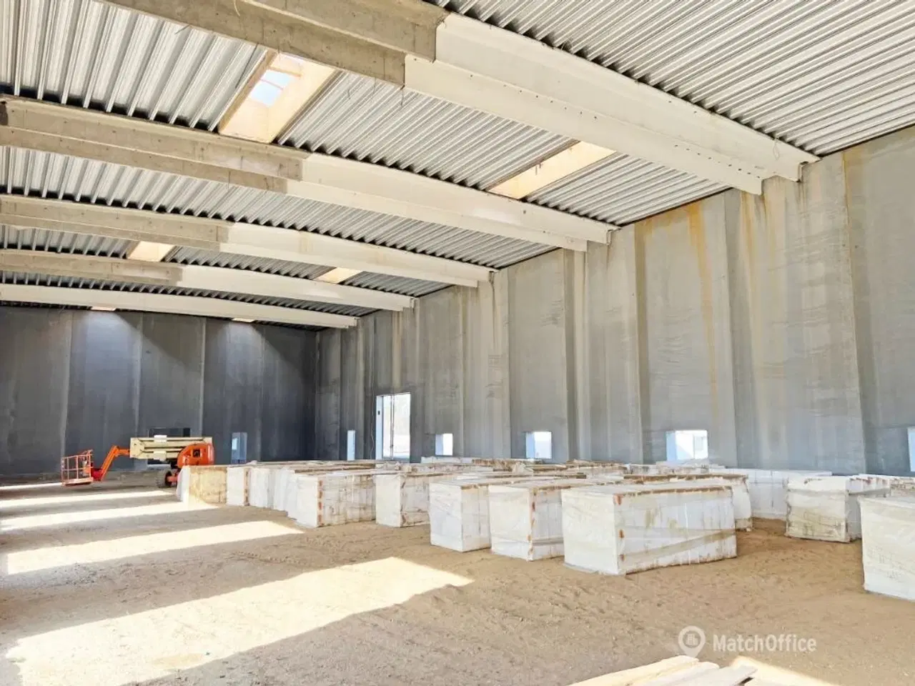 Billede 4 - Højloftet lager med udsigt til motorvejen - i alt ca. 1.460 kvm