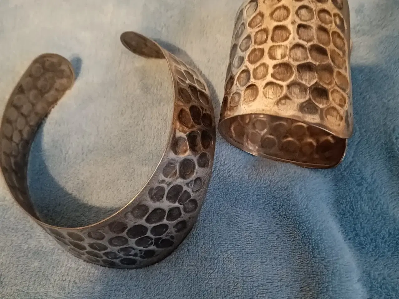 Billede 8 - Plastboks med diverse smykker fra Simili & Pilgrim