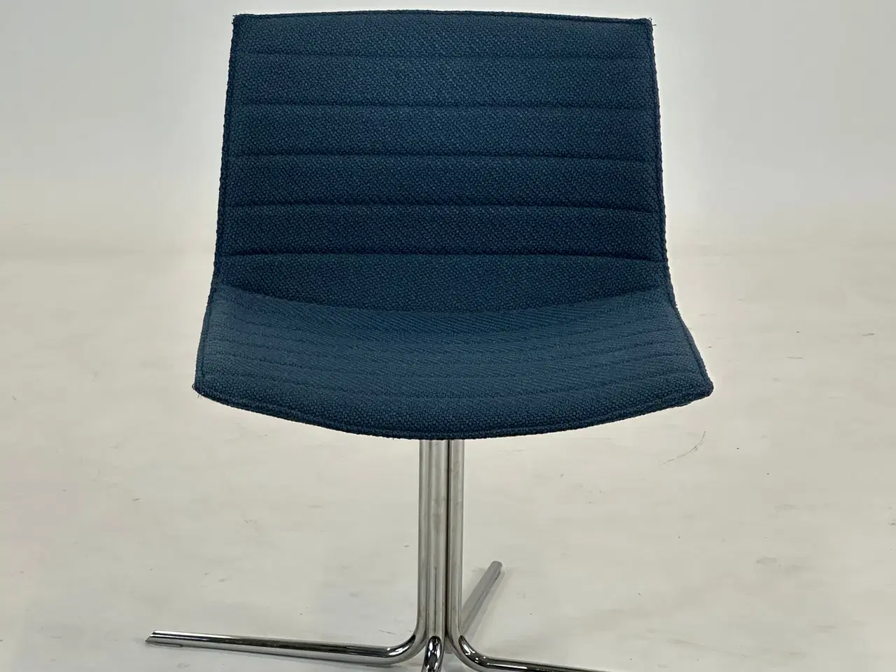 Billede 3 - Arper Catifa 46 Mødestol (Mørkeblå)