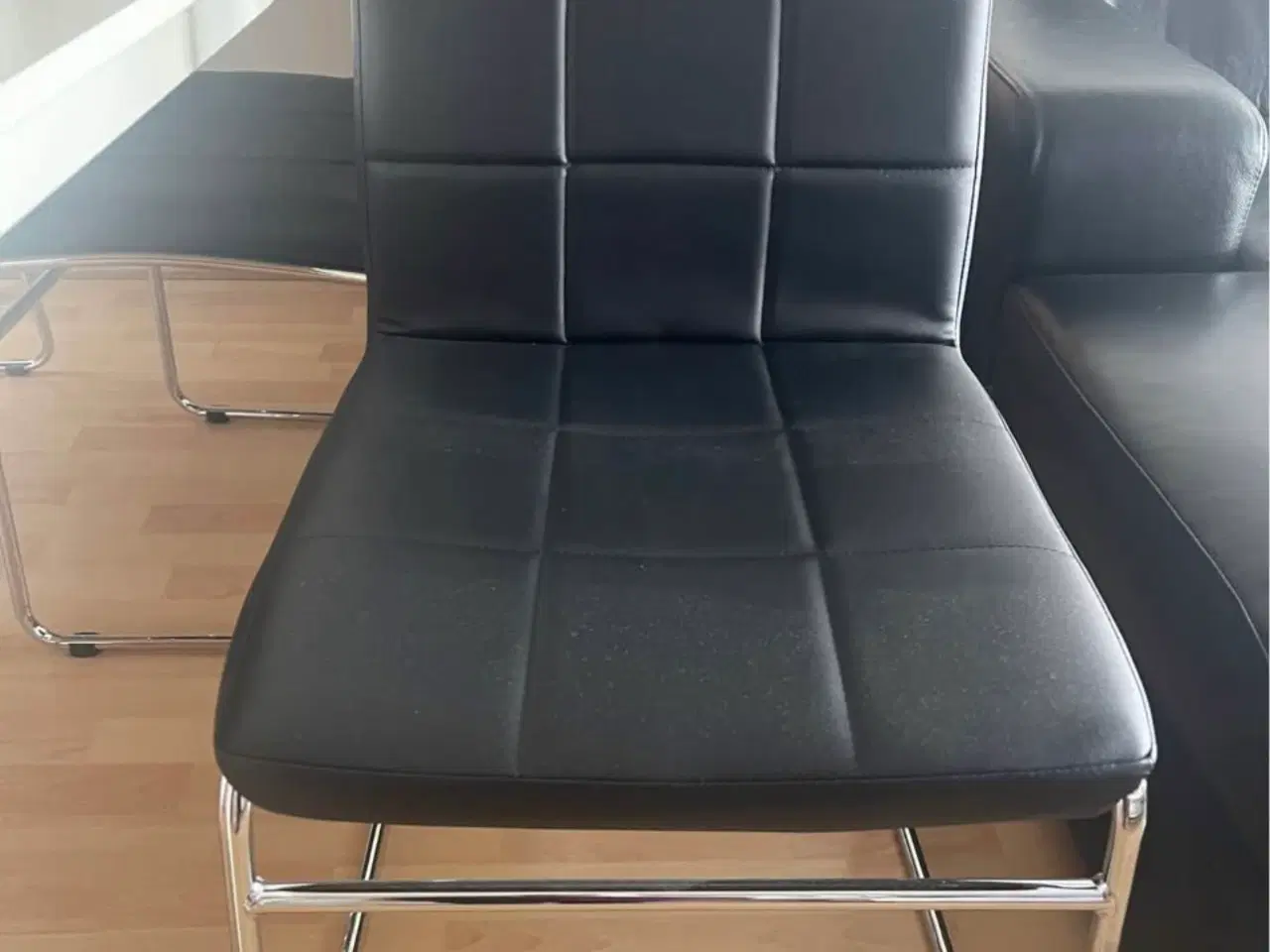 Billede 6 - Spisebord og 4 stole 