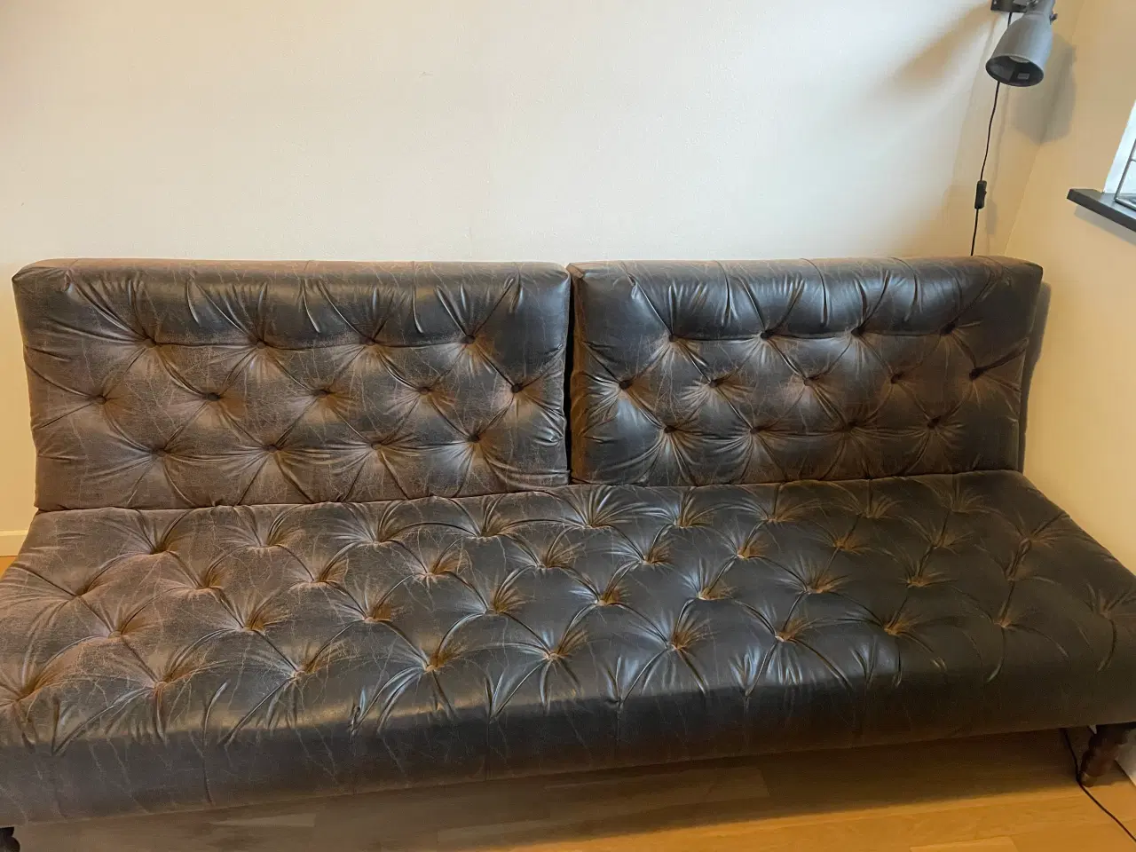 Billede 4 - Chesterfieldlignende sofa med moderne twist