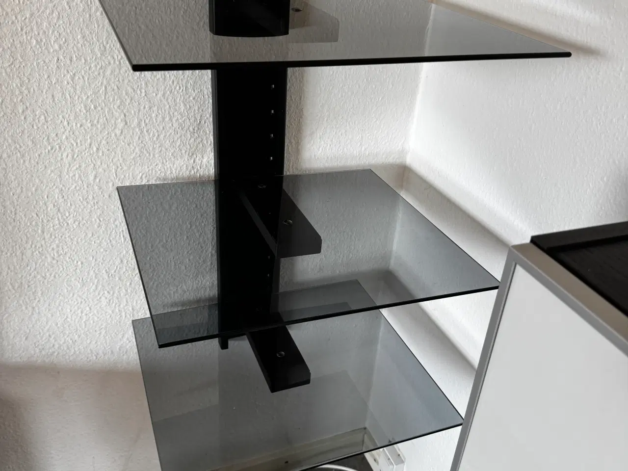 Billede 1 - VM Accoustics S3 Hi-Fi reol i røgfarvet glas