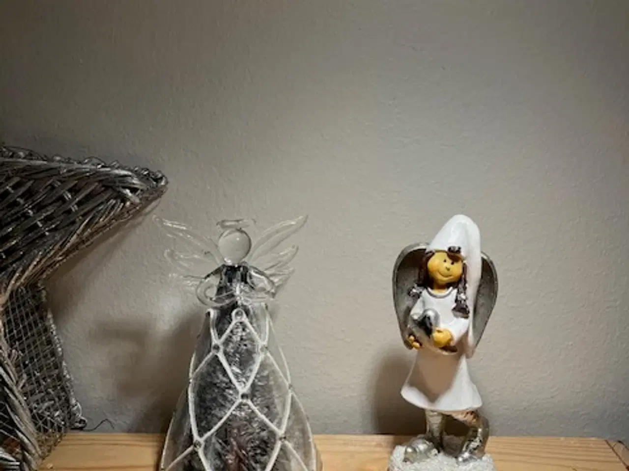 Billede 2 - Smukt dekorationssæt: Sølvstjerne og to fine engle