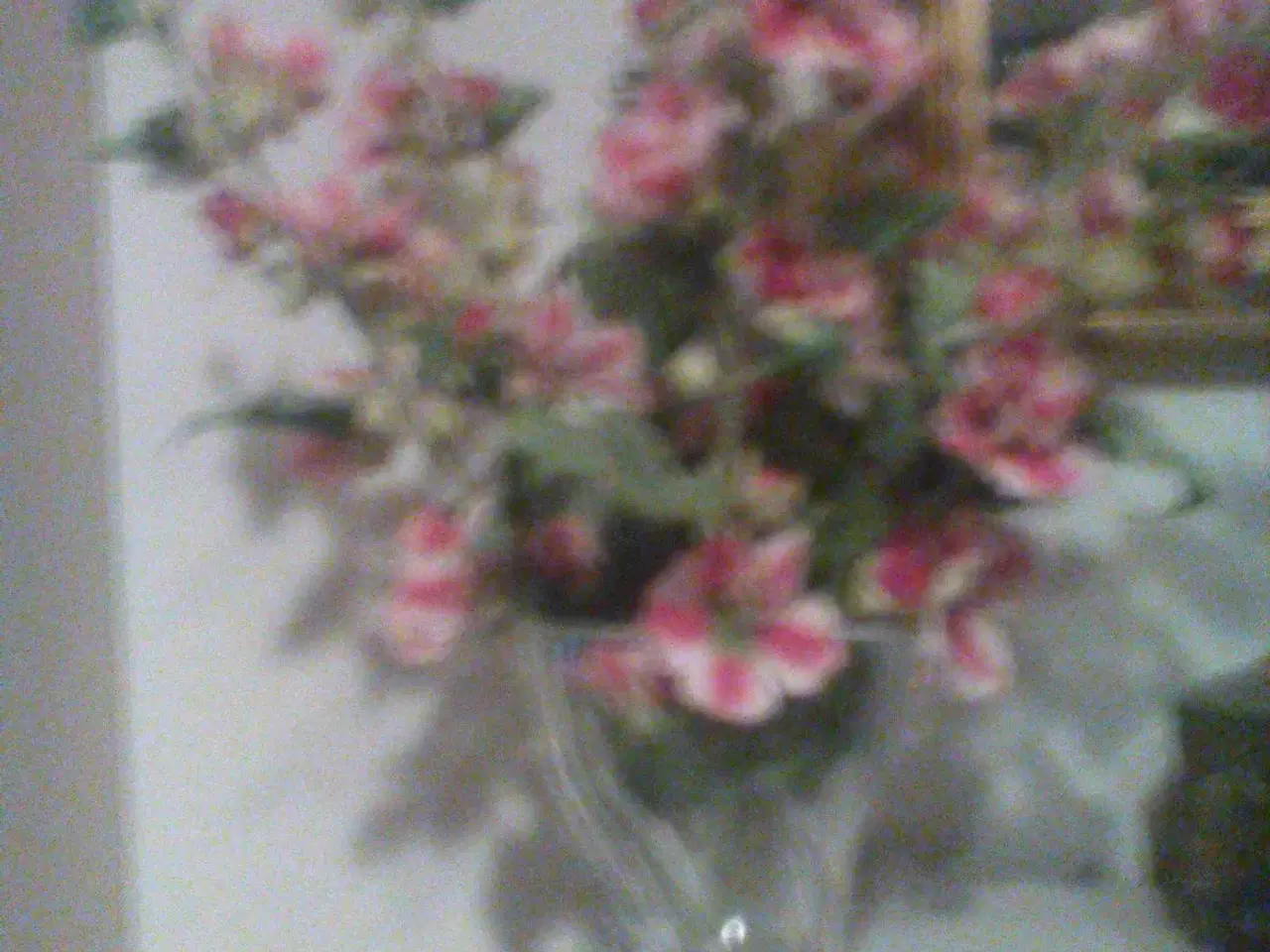 Billede 1 - krystalvase med kunstige blomster