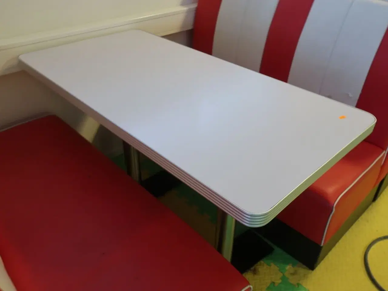 Billede 8 - 12 stk. bænke samt 6 stk. spiseborde