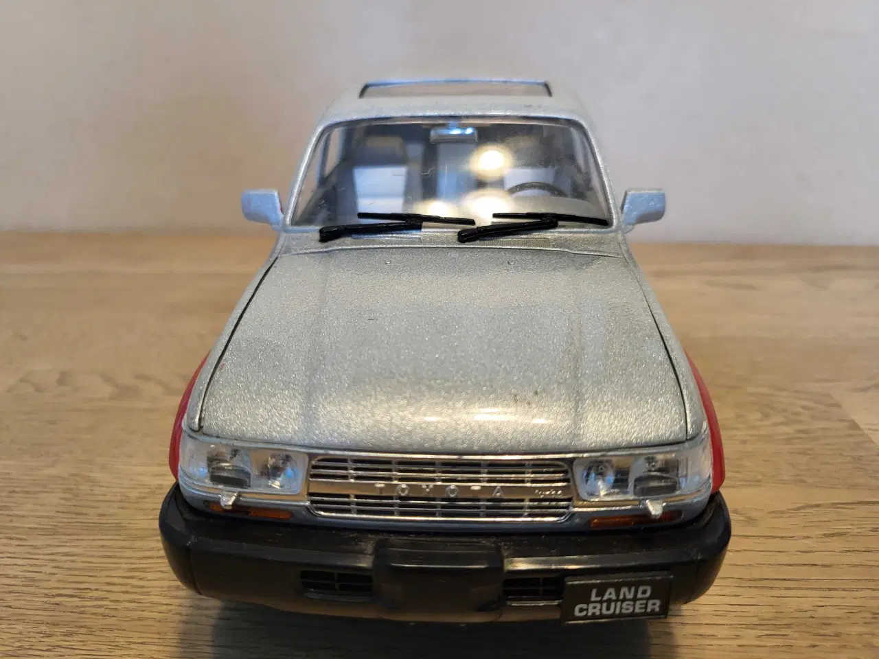 Billede 3 - Modelbil: Toyota Land Cruiser 1992.  Skala 1/18.