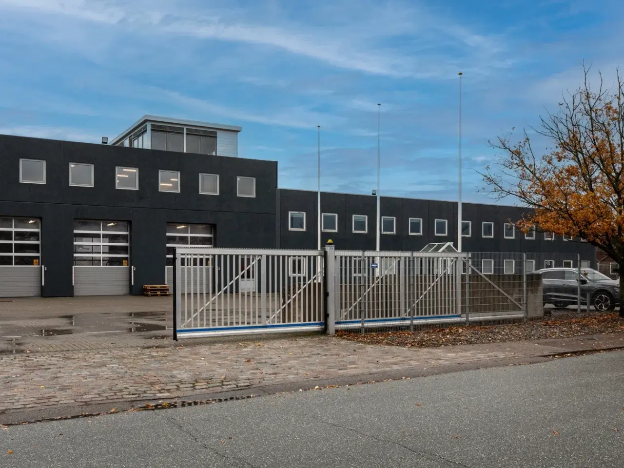 Billede 3 - Stor og renoveret domicilejendom med lager og kontor.