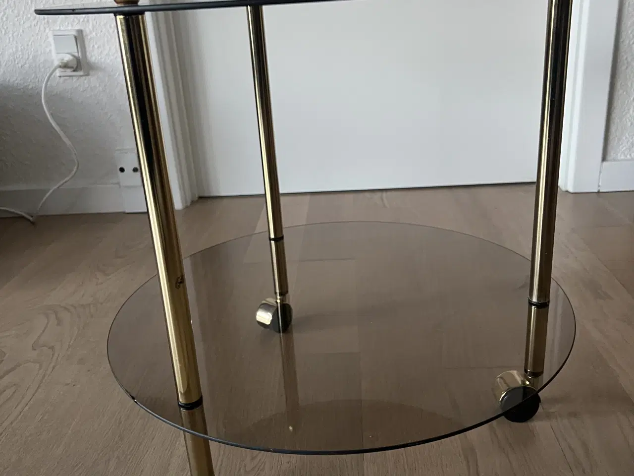 Billede 2 - Flot rullebord med røgfarvet glas og “messing”