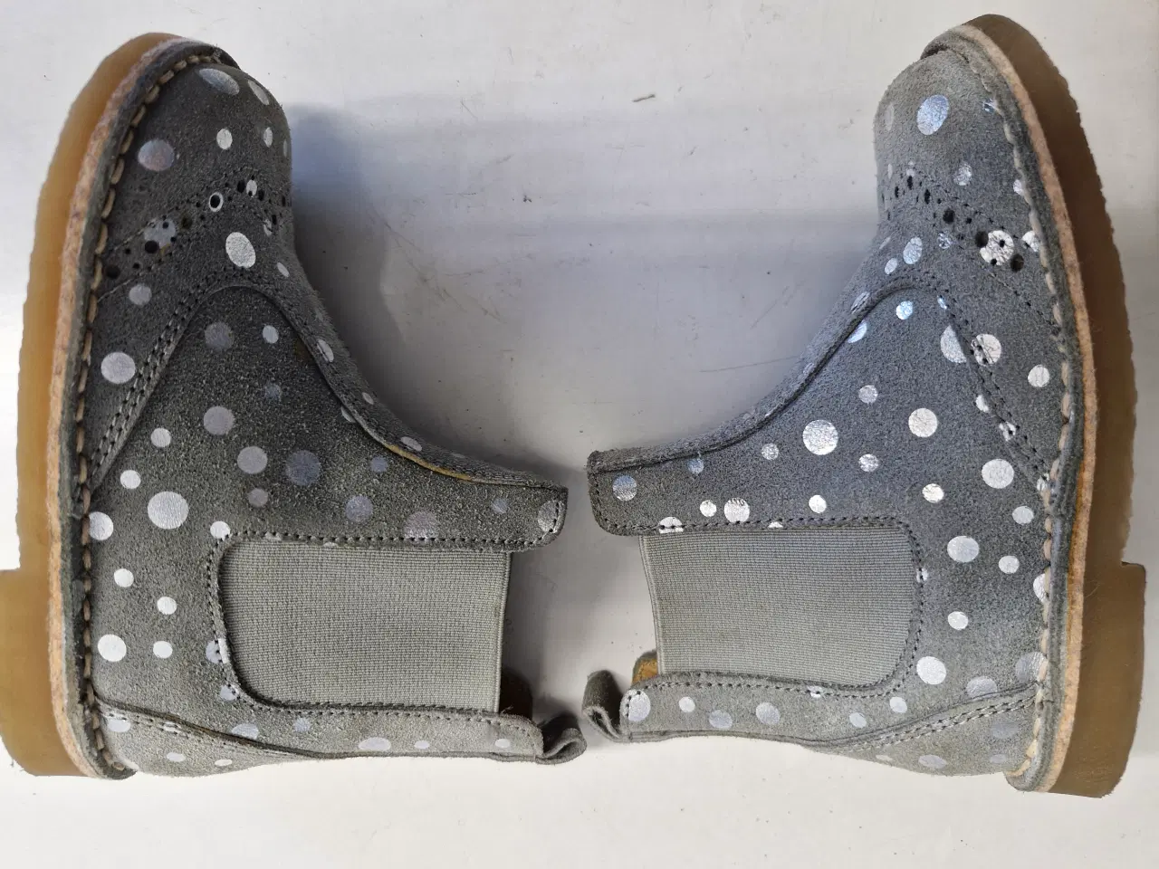 Billede 2 - FLOTTE SKINDFOREDE POM POM Støvletter str 23 .