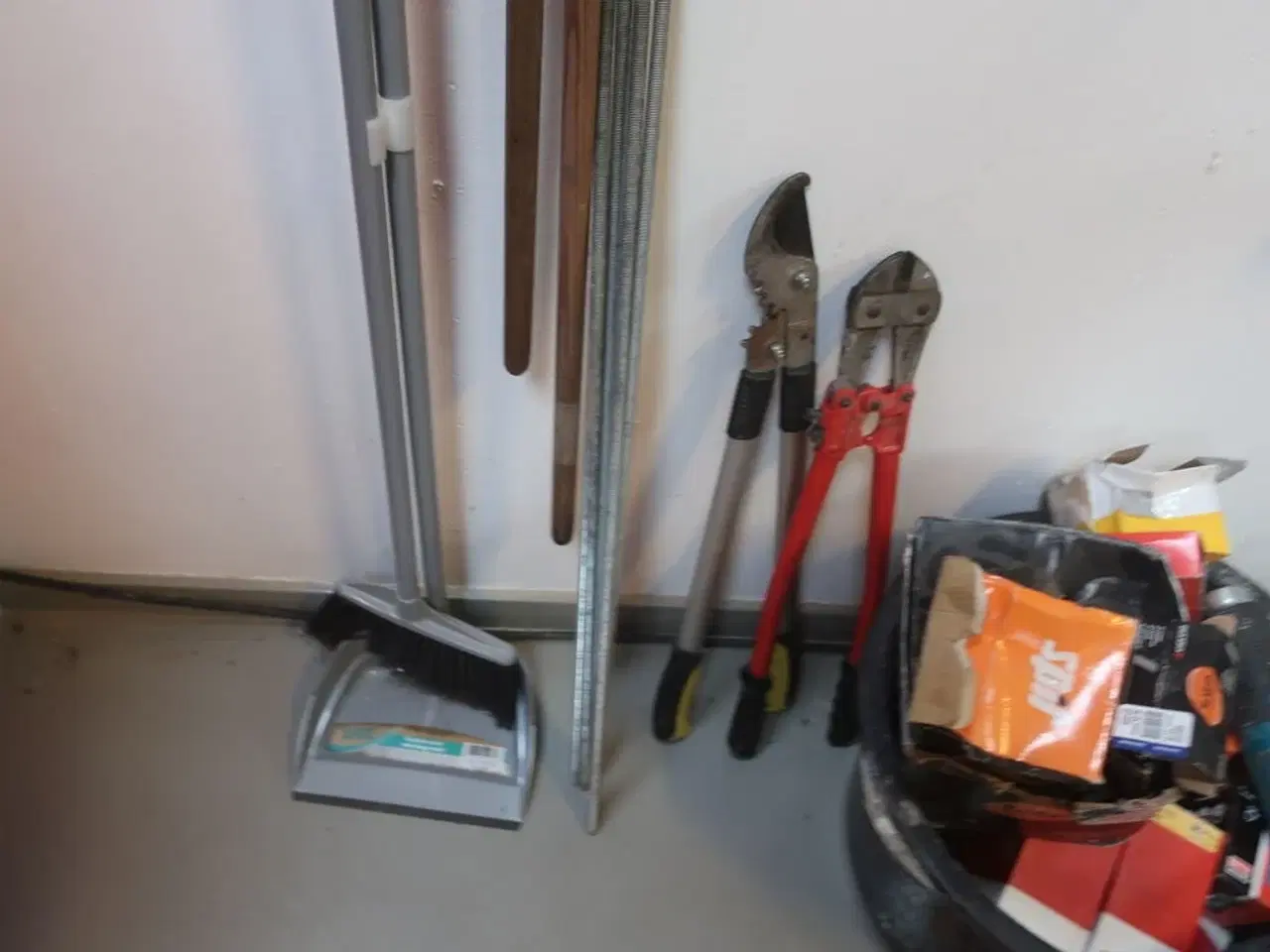 Billede 4 - spand med indhold, koste m.m.