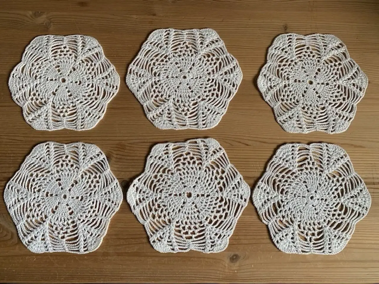 Billede 1 - Mellemlægsservietter, 6 stk. hæklede