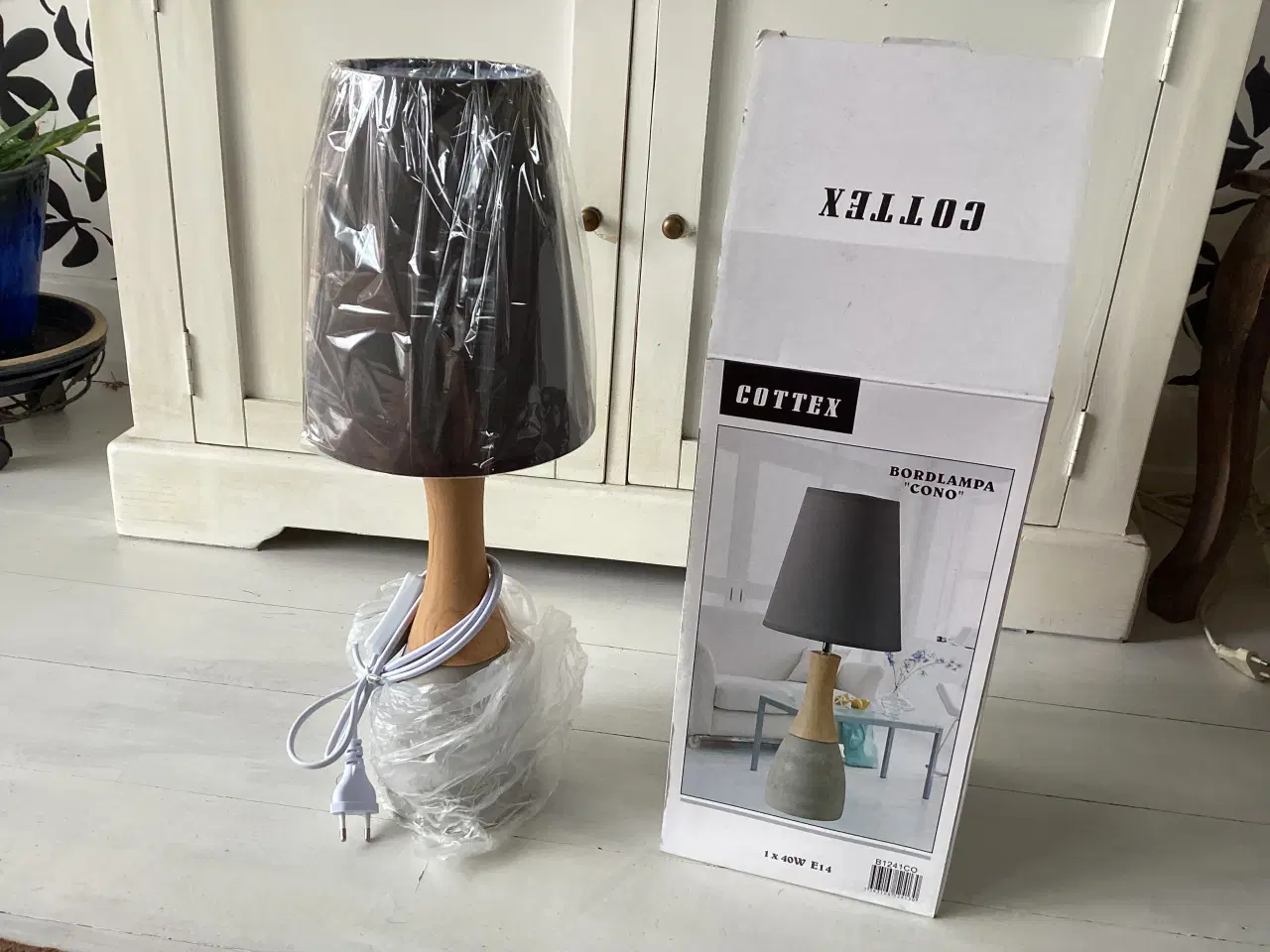 Billede 1 - Ny bordlampe træ og beton cottex