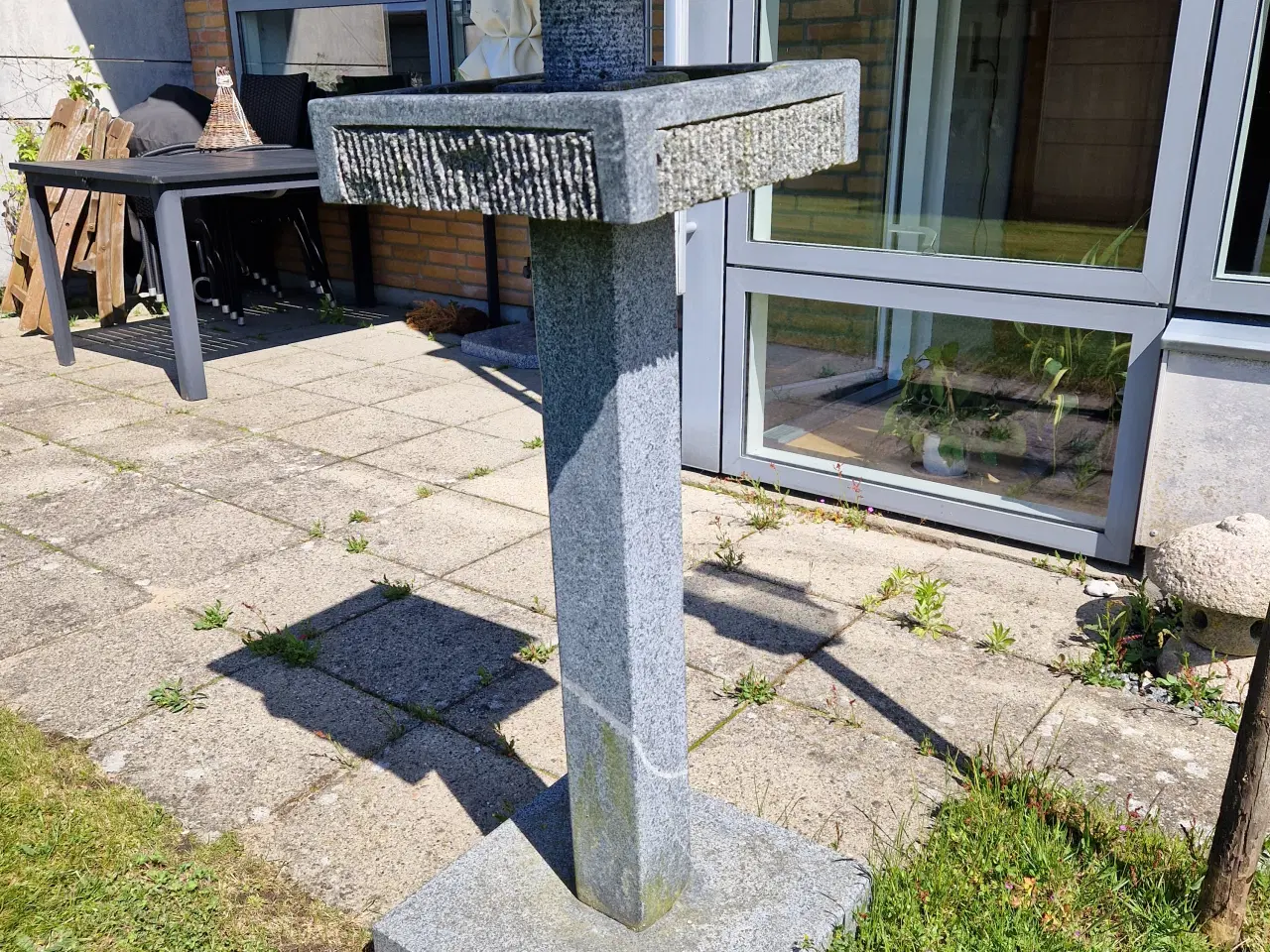 Billede 2 - Granit fuglefoderhus