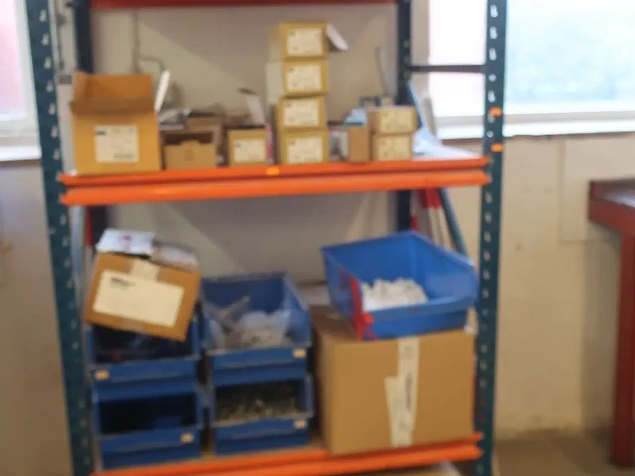 Billede 1 - Reol med div. Bolte m.m.