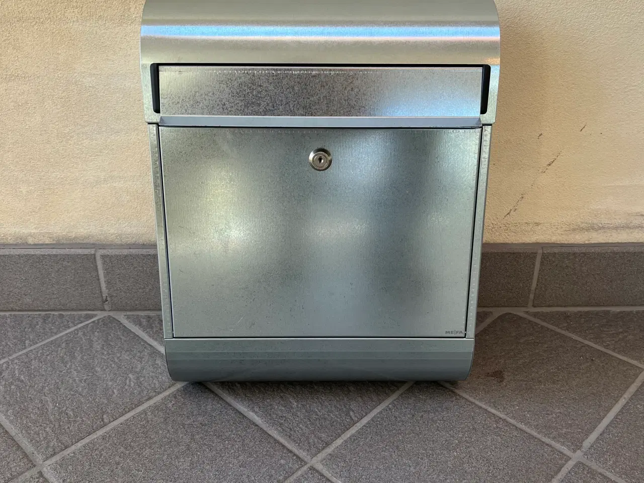 Billede 1 - Postkasse i stål. 