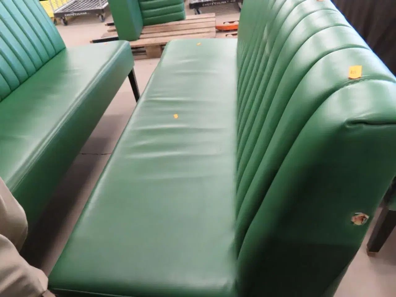 Billede 4 - 2 stk. Spisesofaer i grøn læder