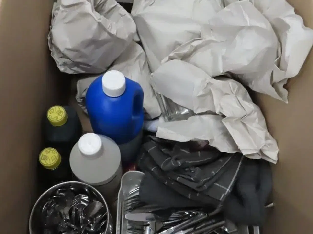 Billede 3 - Indhold af te-køkken samt diverse brugskunst